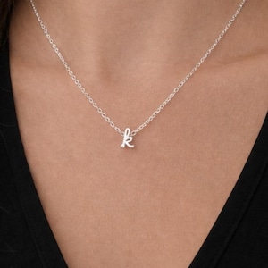 Naszyjnik z inicjałem pisanym kursywą, biżuteria z inicjałem z małej litery, naszyjnik z maleńką literą, pozłacany naszyjnik z zawieszkami, biżuteria spersonalizowana, rodowana