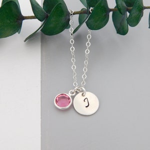 Colar de pedra de nascimento para mãe feito de prata esterlina pode ser personalizado com pedra de nascimento Swarovski e inicial personalizada