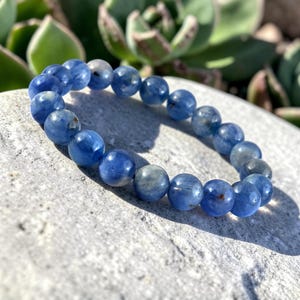 Natürliches Kyanit Edelstein Armband | Glatte runde blaue Kristallperlen, Unisex, Stretch Cord