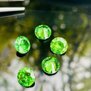 Emerald Green Cubic Zirconia: Round Cut CZ Loose Stone (0.5mm - 10mm)