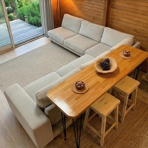 Puede incluir: Juego de tres tazas de cerámica con acabado mate y moteado. Las tazas son de color crema, gris claro y gris oscuro. Cada taza tiene un diseño simple y minimalista, ideal para café o té.