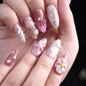 Unhas postiças com tema de oceano, conchas e estrelas do mar – Conjunto de unhas 3D de praia feito à mão – Unhas curtas com glitter de verão