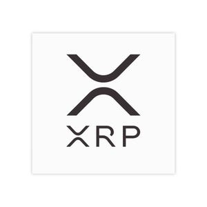 Peut inclure: Autocollant carré blanc avec le logo de la crypto-monnaie XRP. Le logo est un symbole noir stylisé au-dessus des lettres noires "XRP". Le design est épuré et moderne, adapté à diverses utilisations.