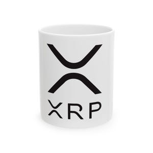 以下が含まれることがあります： 黒いXRP暗号通貨ロゴが特徴の白いセラミックマグ。ロゴは2本の曲線と下の文字「XRP」で構成されています。マグは円筒形で、シンプルでクリーンなデザインです。