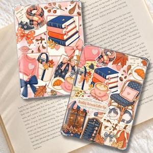 Puede incluir: Dos fundas transparentes para tablet con un collage de ilustraciones de temática otoñal que incluyen pilas de libros, tazas de café, bufandas de cuadros, calabazas, lazos, un gato y una silla. El texto "Reading Between Coffee Sips" y "Coffee Shop" es visible.