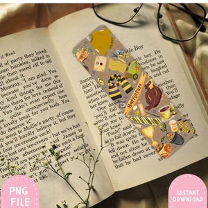 Op de afbeelding: Een decoratieve boekenlegger met een Hufflepuff-thema met verschillende illustraties, waaronder een sjaal, een beer en een kopje thee. De boekenlegger ligt op een open boek met tekst en een takje bloemen.
