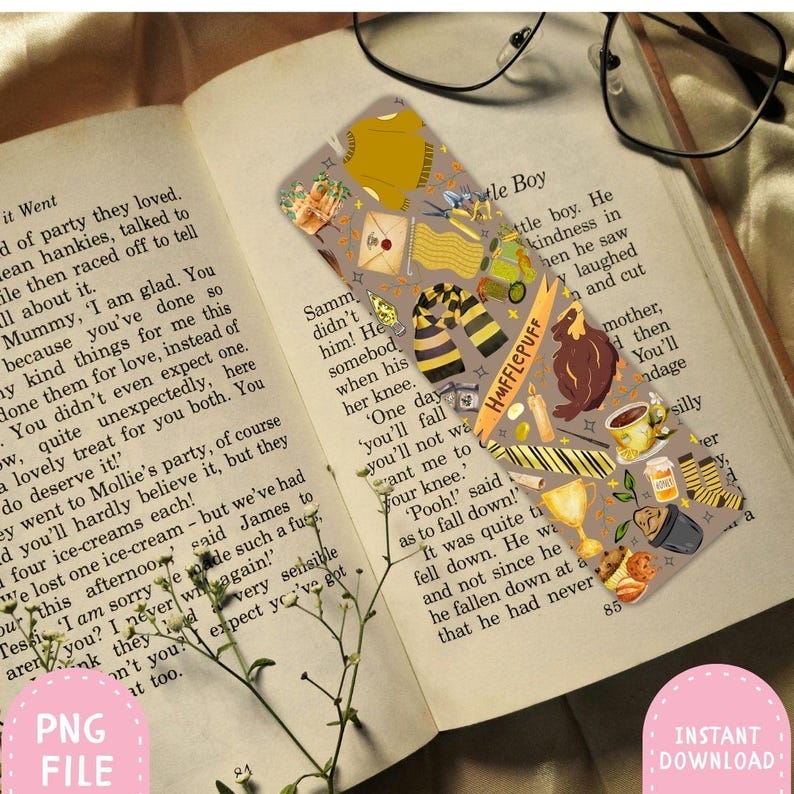 Op de afbeelding: Een decoratieve boekenlegger met een Hufflepuff-thema met verschillende illustraties, waaronder een sjaal, een beer en een kopje thee. De boekenlegger ligt op een open boek met tekst en een takje bloemen.