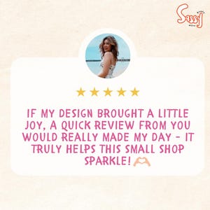 Puede incluir: Un gr&aacute;fico cuadrado con el logotipo de Sassy Willow en la esquina superior derecha, una foto circular de una persona, cinco estrellas amarillas y texto rosa que dice: IF MY DESIGN BROUGHT A LITTLE JOY, A QUICK REVIEW FROM YOU WOULD REALLY MADE MY DAY - IT TRULY HELPS THIS SMALL SHOP SPARKLE! con un icono de manos en forma de coraz&oacute;n.