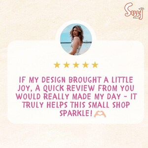 Op de afbeelding: Afbeelding met de tekst "IF MY DESIGN BROUGHT A LITTLE JOY, A QUICK REVIEW FROM YOU WOULD REALLY MADE MY DAY - IT TRULY HELPS THIS SMALL SHOP SPARKLE!" en een foto van een vrouw.