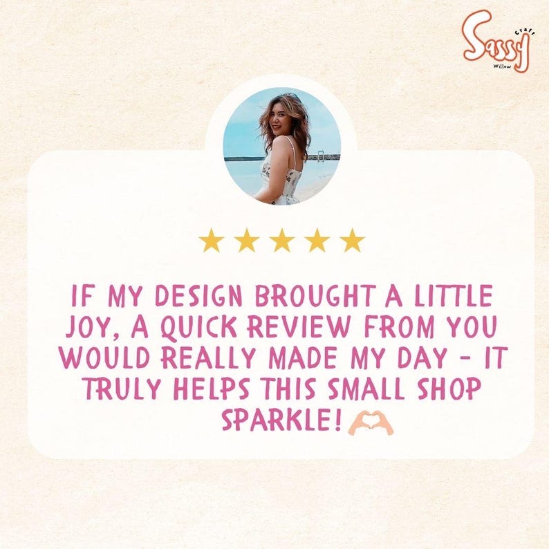 Op de afbeelding: Afbeelding met de tekst "IF MY DESIGN BROUGHT A LITTLE JOY, A QUICK REVIEW FROM YOU WOULD REALLY MADE MY DAY - IT TRULY HELPS THIS SMALL SHOP SPARKLE!" en een foto van een vrouw.