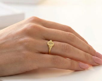 Anillo de sello personalizado con la flor de nacimiento, joyería de oro de 14k con la flor del mes de nacimiento, regalo considerado para mamá y el Día de la Madre.