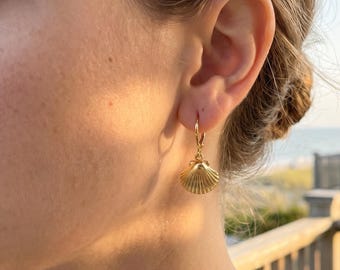 Conjunto de pendientes de aro y collar de conchas marinas chapados en oro, joyería de playa impermeable, regalo perfecto para mujeres.