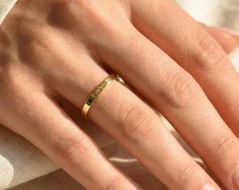 Anillo personalizado con nombre, chapado en oro de 14k y 1,5 mm, apilable y delgado, delicado anillo de boda grabado a medida para mujer.