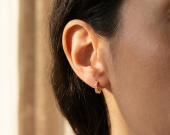 Pendientes de aro pequeños y delicados con diamantes, joyería nupcial minimalista de cristal, regalo perfecto de aniversario para ella.