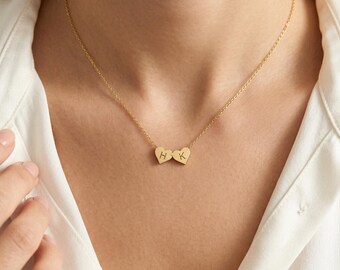 Collar con inicial en forma de corazón personalizado, acabado en plata de ley y oro de 14 quilates.