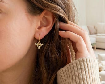 Conjunto de pendientes de abeja chapados en oro, pendientes de aro y de huggie con forma de abeja, elegante joyería con dije de abejorro, regalo para ella.