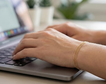 Pulsera de triple cadena con delicado diseño de espiga en capas, estilo minimalista en oro y plata, regalo para novia.