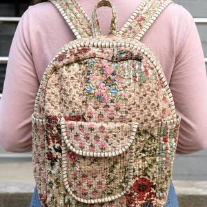 Mochila de patchwork acolchada de algodón: elegante bolso multicolor