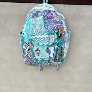 Mochila acolchada hecha a mano con retazos, bolso de algodón con estampado de bloques azules, mochila de viaje estética, para uso diario, mochila escolar, bolso de algodón indio