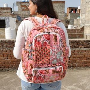 Mochila acolchada estilo boho, mochila de algodón floral, bolso de viaje de estilo vintage con patchwork de colores vibrantes.