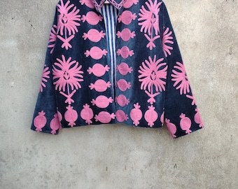 Chaqueta de terciopelo bordada estilo suzani hecha a mano: abrigo bohemio de invierno