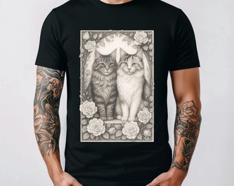 Könnte beinhalten: Schwarzes T-Shirt mit einer schwarz-weißen Illustration von zwei Katzen, umgeben von Rosen. Die Katzen haben langes Fell und sind in einem rechteckigen Rahmen platziert. Die Rosen blühen, was dem Design ein dekoratives Element verleiht.