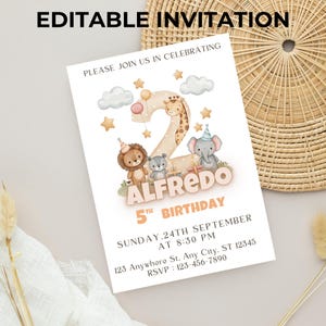 Könnte beinhalten: Weiße Einladungskarte mit dem Text "EDITABLE INVITATION" oben. Die Karte zeigt Illustrationen eines Löwen, eines Bären, eines Elefanten und einer Giraffe mit dem Namen "ALFREDO" und dem Text "5th BIRTHDAY". Die Einladung enthält Datum, Uhrzeit und RSVP-Informationen.