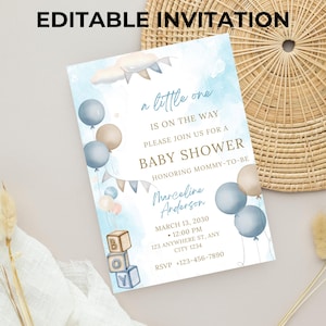 Könnte beinhalten: Eine Einladung zur Babyparty mit Aquarelldesign. Die Einladung enthält den Text "a little one is on the way" und Details zur Veranstaltung. Ballons und Bausteine ​​dekorieren die Einladung. Die Einladung ist in Blau- und Beigetönen gehalten.