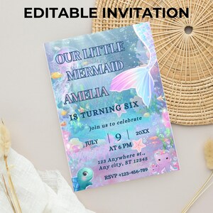 Könnte beinhalten: Eine Einladung zum Thema Meerjungfrau mit dem Text "OUR LITTLE MERMAID AMELIA IS TURNING SIX." Die Einladung zeigt eine Meerjungfrauenschwanz, Meereskreaturen und Veranstaltungsdetails. Der Text "EDITABLE INVITATION" steht oben.