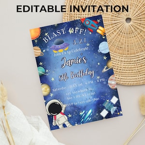 Könnte beinhalten: Eine Geburtstagseinladung zum Thema Weltraum mit dem Text "EDITABLE INVITATION" oben. Die Einladung zeigt einen blauen Galaxiehintergrund mit Planeten, Sternen, einer Rakete und einem Astronauten. Der Text lautet "BLAST OFF!" und "Jamie's 5th Birthday".