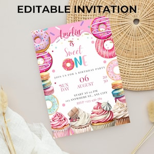Puede incluir: Invitación rosa de cumpleaños con el texto "Amelia is Sweet One". La invitación presenta ilustraciones de donuts, cupcakes y macarons. La fecha es el 6 de agosto a las 14:00 horas.
