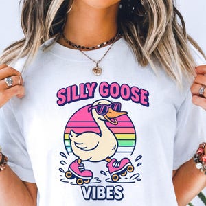 Camiseta Silly Goose Vibes, camiseta retrô de patinação com pato, camiseta engraçada com estampa de ganso, blusa neon com tema de animal dos anos 80