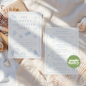 Puede incluir: Dos tarjetas de invitación blancas con texto e ilustraciones azules, que incluyen un menú de bebidas y detalles del evento. Las tarjetas están decoradas con conchas marinas y una bandeja de madera. El texto de la invitación dice "The Summer I Turned Thirty".