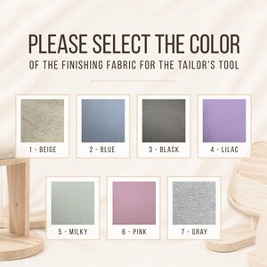 Może przedstawiać: Karta wyboru koloru tkaniny wykończeniowej do narzędzia krawieckiego z siedmioma ponumerowanymi pr&oacute;bkami: 1-Beige, 2-Blue, 3-Black, 4-Lilac, 5-Milky, 6-Pink i 7-Gray. Tekst brzmi: PLEASE SELECT THE COLOR OF THE FINISHING FABRIC FOR THE TAILOR'S TOOL.