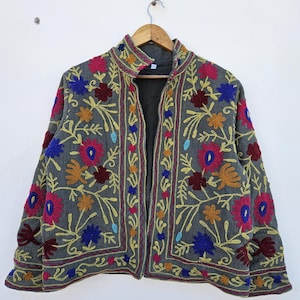 Chaqueta Suzani bordada hecha a mano, abrigo de algodón estilo boho floral, prenda de abrigo de mujer de estilo vintage.