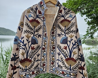Handgemaakt Suzani-borduurjack: Indiase boho-festivaljas