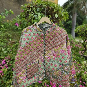 Chaqueta acolchada de algodón con patchwork hecha a mano en India, chaqueta acolchada de algodón de estilo vintage verde, abrigo boho reversible para mujer, regalo para ella.