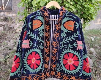 ハンドメイドのスザニ刺繍ジャケット：インドのボヘミアンキルティング