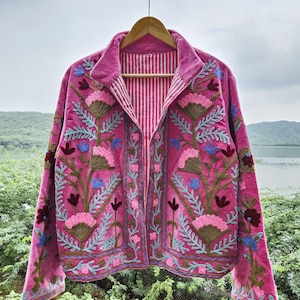 Chaqueta bordada estilo suzani de terciopelo rosa: abrigo bohemio indio hecho a mano