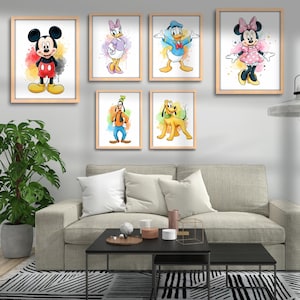 Op de afbeelding: Zes ingelijste aquarelprints met Disney-personages, waaronder Mickey Mouse, Minnie Mouse, Donald Duck, Daisy Duck, Goofy en Pluto. Elk personage is afgebeeld met kleurrijke aquarelachtergronden en ingelijst in licht hout.