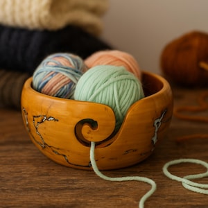 Bol à fil en bois fabriqué à la main avec incrustation - Organiseur pour crochet et tricot avec découpe en tourbillon