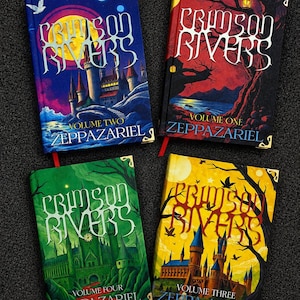 Op de afbeelding: Vier gebonden boeken getiteld Crimson Rivers door Zeppazariel, delen één tot en met vier. Elk boek heeft een eigen kleurenpalet: blauw met een kasteel, rood met een boom, groen met een kasteel en geel met een kasteel. Alle hebben metalen hoeken.