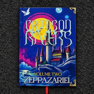 Può includere: Un libro con copertina rigida intitolato Crimson Rivers Volume Two di Zeppazariel. La copertina raffigura un castello fantasy con torri dal tetto rosso, una grande luna gialla, un uccello bianco e acqua blu su un cielo stellato con angoli dorati.