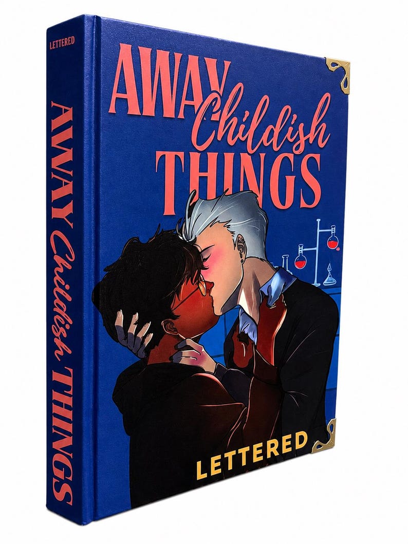 Pu&ograve; includere: Un libro con copertina rigida blu intitolato Away Childish Things con angoli dorati. La copertina presenta un'illustrazione di due persone che si baciano, con vetreria da laboratorio sullo sfondo. Il titolo &egrave; stampato in corallo e bianco.
