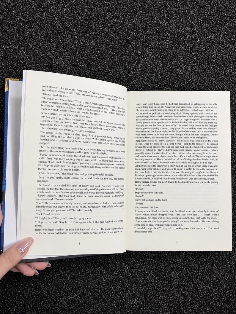 Pu&ograve; includere: Un libro con copertina rigida aperto che mostra due pagine di testo stampato in inglese. La pagina sinistra &egrave; numerata 4 e la pagina destra &egrave; numerata 5. Il testo contiene un passaggio narrativo con personaggi chiamati Harry.
