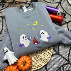 Sweat-shirt brodé feu de camp fantôme : pull d'Halloween Cottagecore