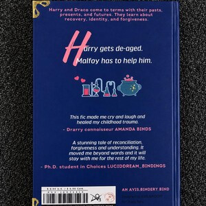 Pu&ograve; includere: Un libro con copertina rigida blu scuro con protezioni angolari in metallo dorato. Il retro presenta testo in rosa e bianco, tra cui: Harry and Draco come to terms with their pasts, Harry gets de-aged. Malfoy has to help him, e un codice a barre.