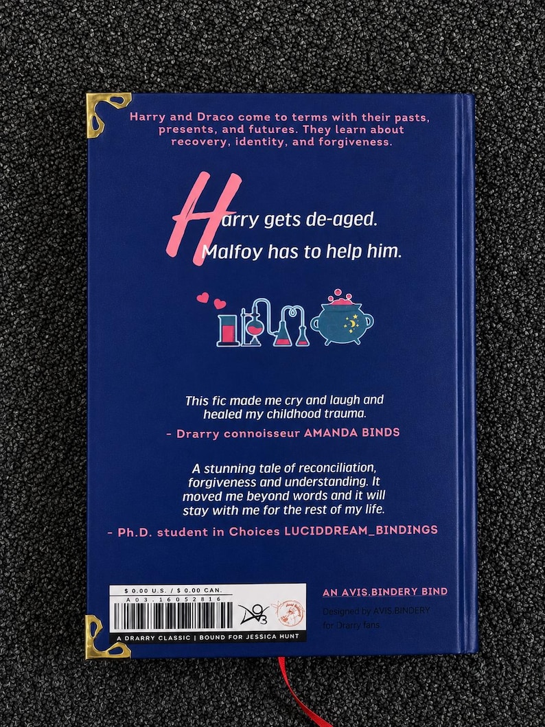 Pu&ograve; includere: Un libro con copertina rigida blu scuro con protezioni angolari in metallo dorato. Il retro presenta testo in rosa e bianco, tra cui: Harry and Draco come to terms with their pasts, Harry gets de-aged. Malfoy has to help him, e un codice a barre.