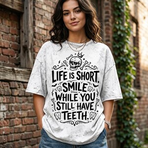 Frase divertida de calavera en formato PNG, diseño de humor gótico, diseño para camisetas de Halloween, imprimible para Cricut y sublimación.