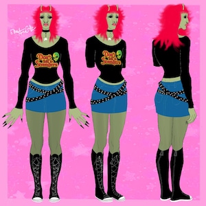 Puede incluir: Ilustración de una figura alienígena con una camiseta negra de manga larga con el texto "Don't Talk to Strangers", una falda vaquera azul y botas negras. La figura tiene piel verde, pelo rojo y un cinturón con tachuelas. El fondo es rosa.